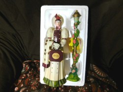11" PORCELAIN AVON MRS ALBEE 2006 FIGURINE, 11" VICTORIAN LAMP POST